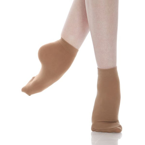 Dance model wearing Energetiks Beige Dance Anklet socks en demi pointe
