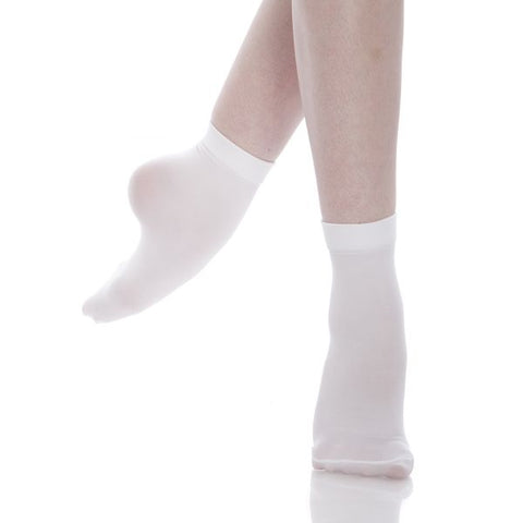 Dance model wearing Energetiks White Dance Anklet socks en demi pointe