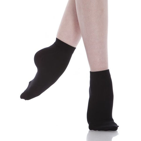 Dance model wearing Energetiks Black Dance Anklet socks en demi pointe