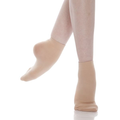 Dance model wearing Energetiks Salmon pink Dance Anklet socks en demi pointe