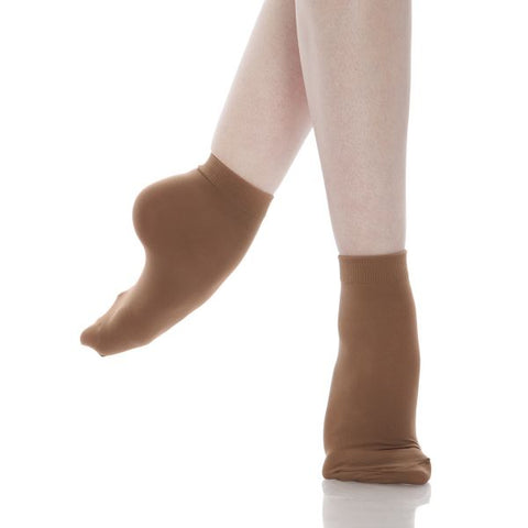 Dance model wearing Energetiks Tan Dance Anklet socks en demi pointe